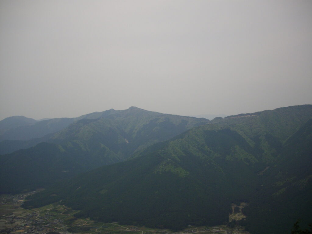 11：15　こちらは南西から西方面です。千ケ峰と笠形山のようです。