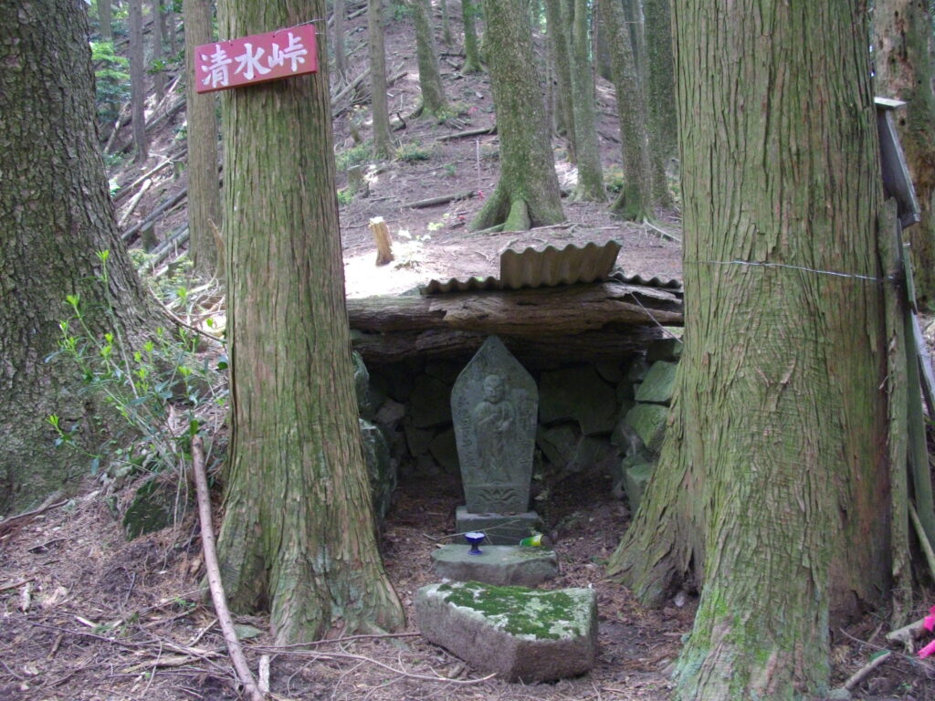 11：52　山頂は寒いので、すぐに戻りました。峠の地蔵さんです。ここから5分ほどで下りられます。