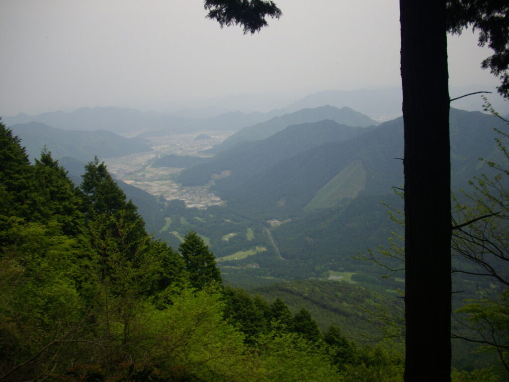 12:12 東方面(氷上町)が見えます。すぐ下に見えるのは、ザ・サイプレスGCです。