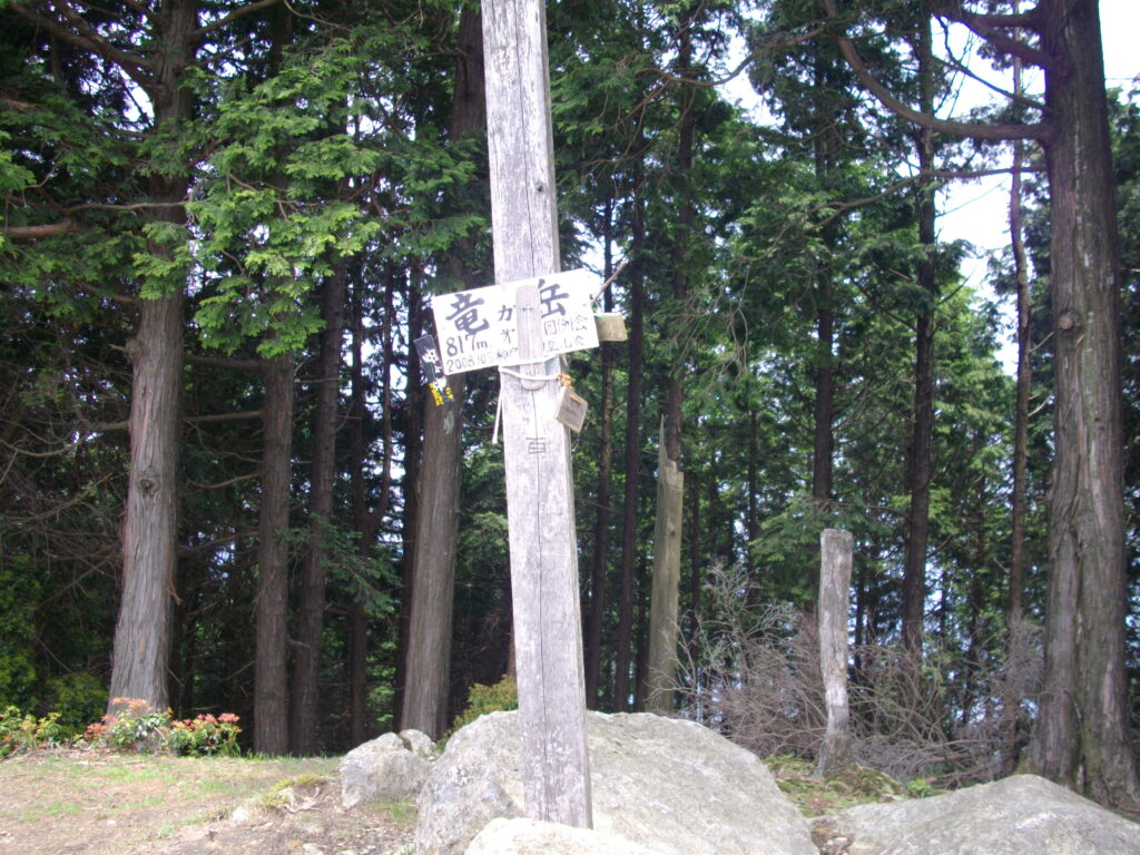 12:19 山頂です。ここは、広くて、ゆったりしています。南方面が開けているので、日当たりもよく、周辺の山々がよく見えます。すぐに下山しました。