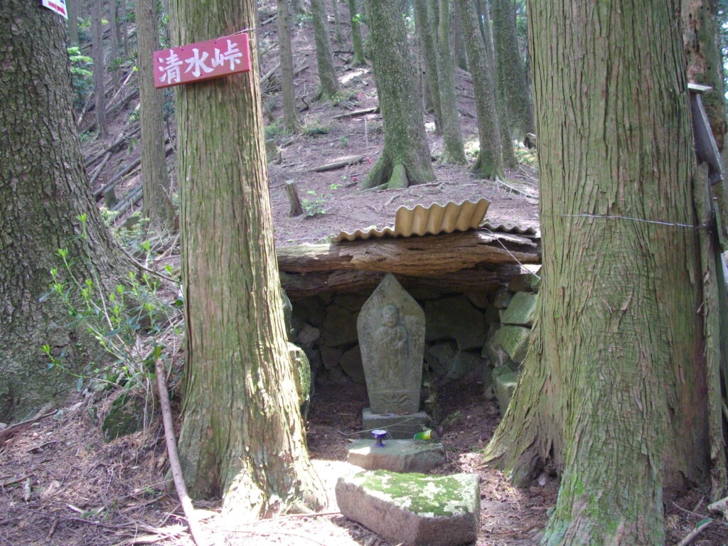 12:44 清水峠のお地蔵さんです。この日、このお地蔵さんを見るのは3回目です。