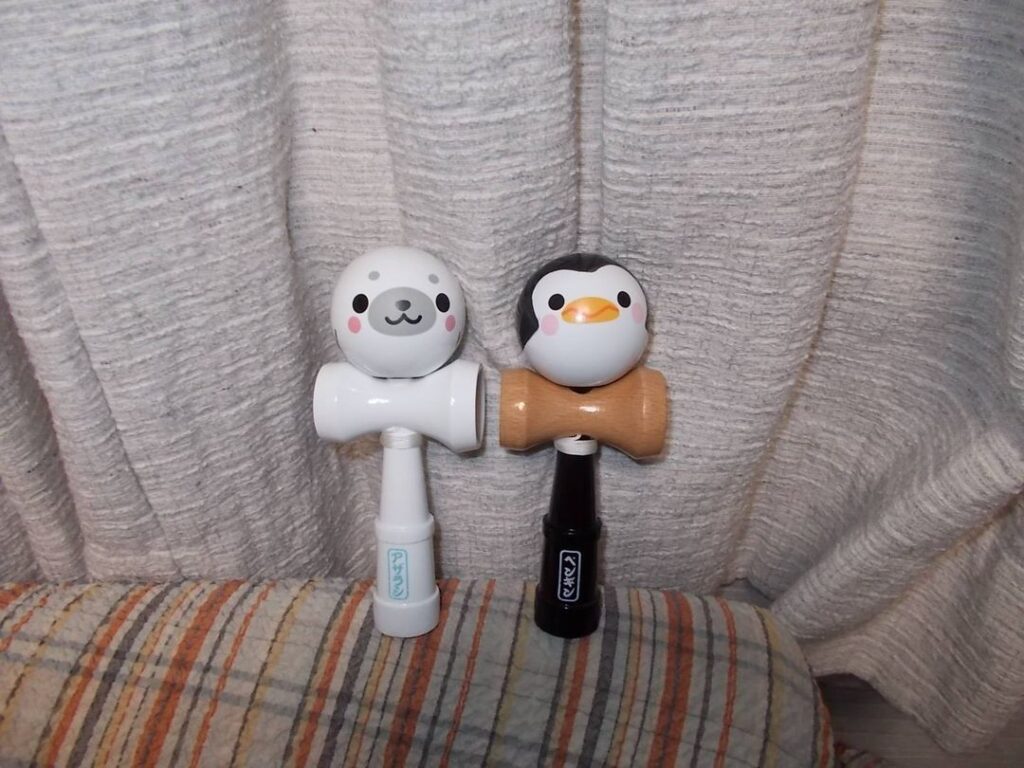 先日の新屋島水族館でゲットしました。  ペンギンさんとアザラシさんのけん玉。