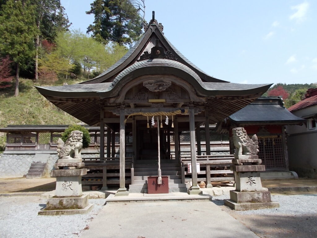 10：12　駐車場手前にある安積八幡神社