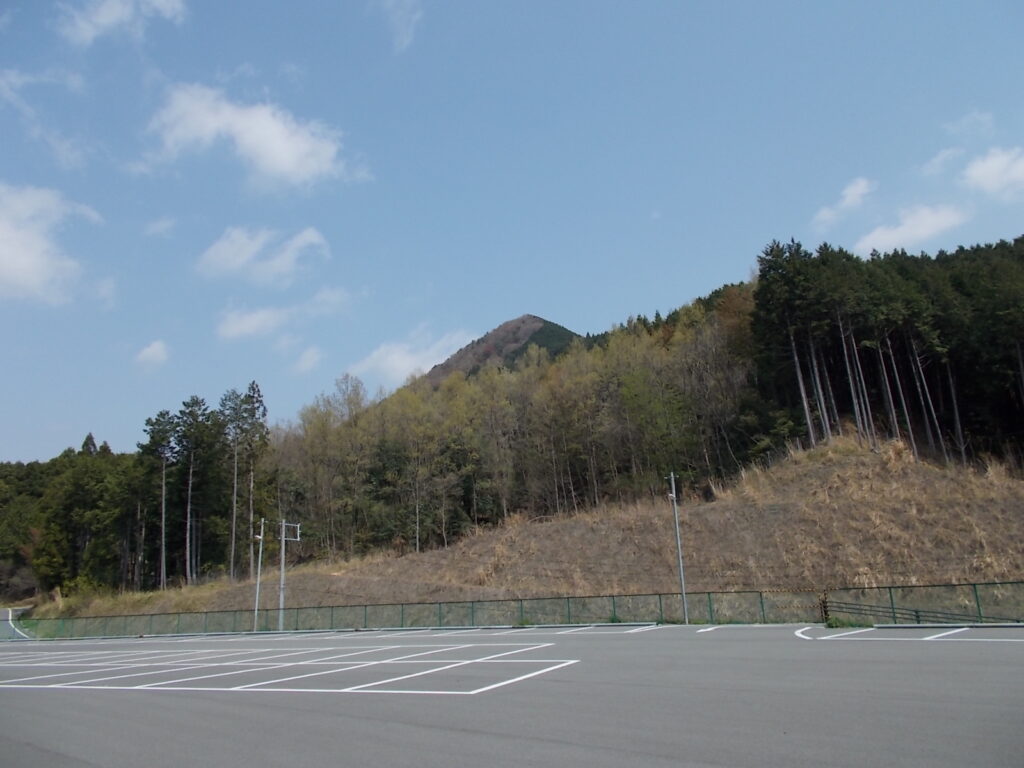 10：13　広い駐車場。ここからスタートです。