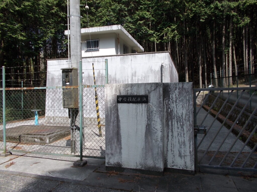 10：17　中安積配水池の建物。この右手の林の中にはたくさん犬が飼われていて、ワンワンうるさく咆えられます。