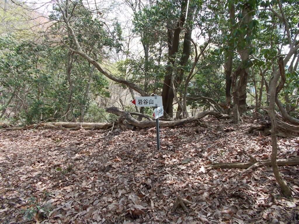 10：50　次のピークの案内板。