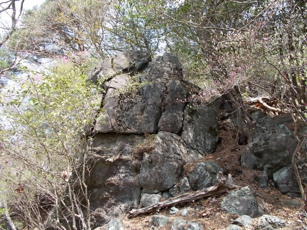 11：03　少し行くと大きな岩が出てきます。この辺りから上は岩が多くなります。