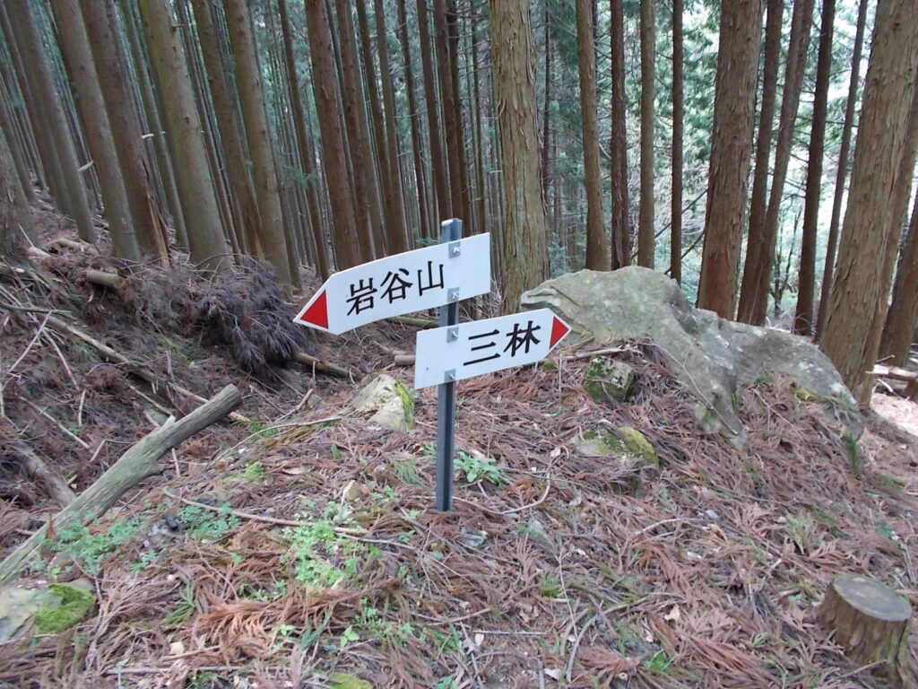 12：15　途中の案内板。