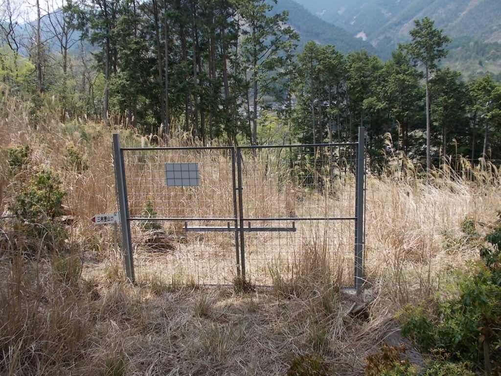12：21　不安定な斜面を歩き続けると獣柵にでます。