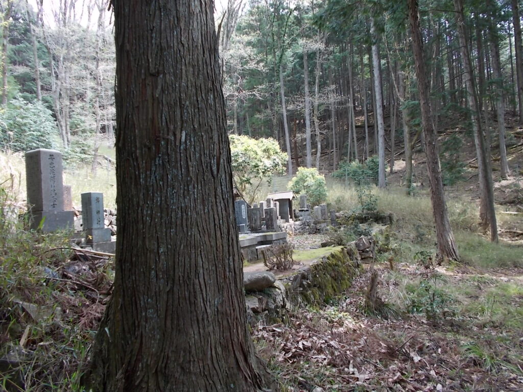 12：24　すぐにお墓があります。