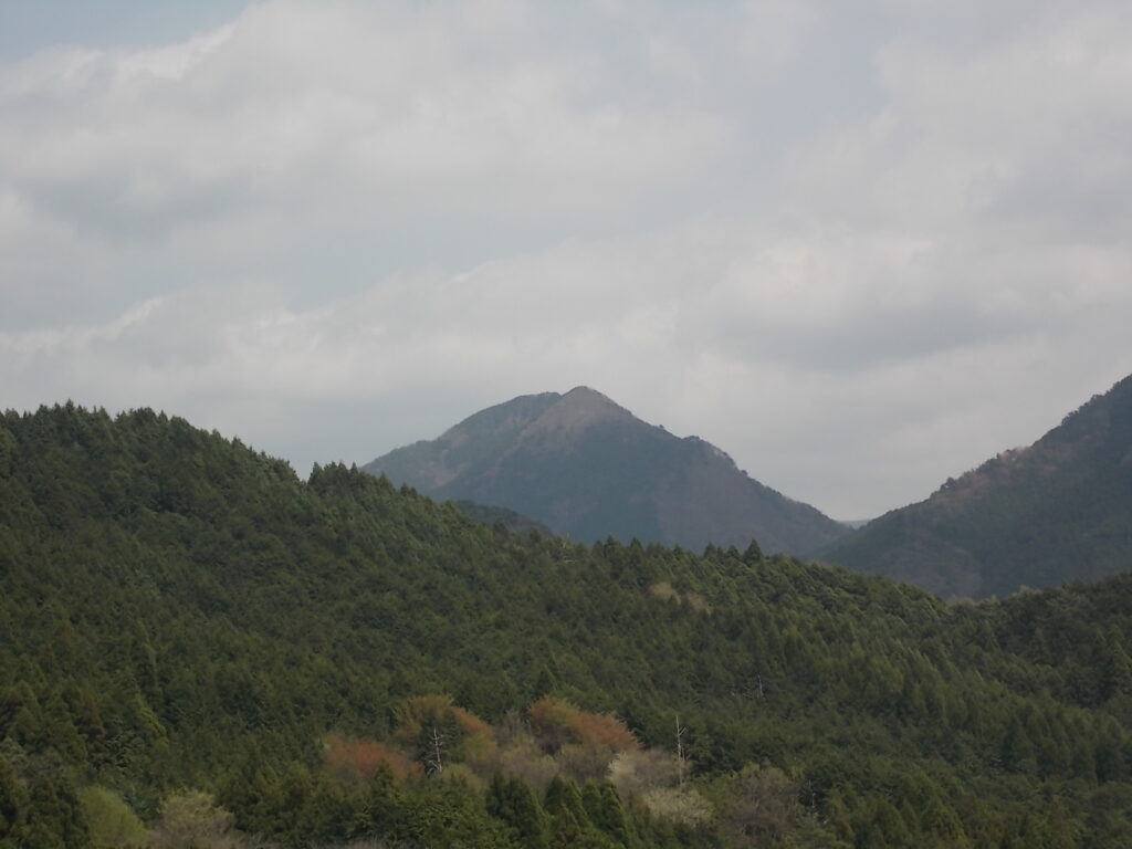 12：39　展望台から見えた行者山。右奥には黒尾山が見えたのですが、写真は上手く撮れませんでした。
