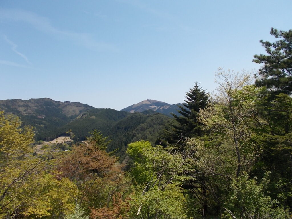 10：52　山頂はかなり木が払われていて、それなりに見晴らしは良いです。こちらは今日行くはずだった一つ山です。