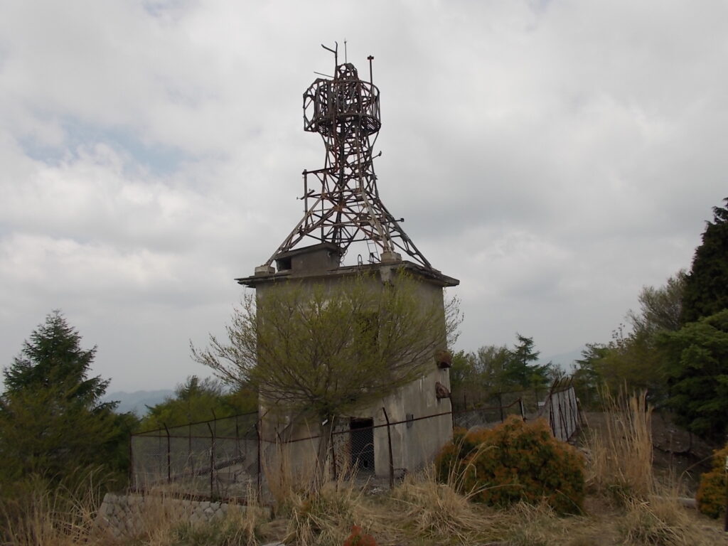 11：09　山頂奥にある電波塔の残骸。山頂は結構広いです。ここで昼食です。