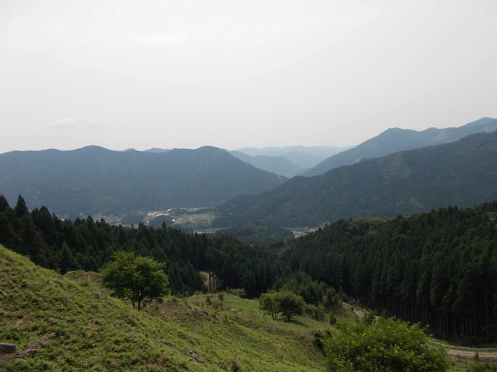 10：19　少し行くと、見晴らしの良いところに出ます。ここから先は大岩までほとんど周りを見ることはできません。