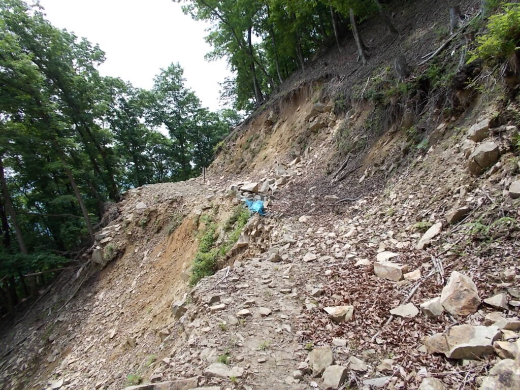 10：31　崖崩れの場所。結構狭いので、慎重に。