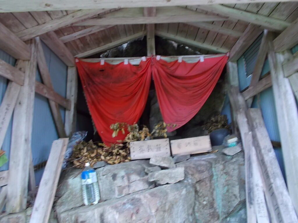 10：33　行者堂の中。行者像は垂れ幕で見えませんでした。