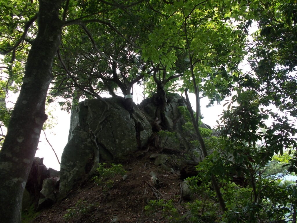 10：37　行者岩です。登ってみましょう。