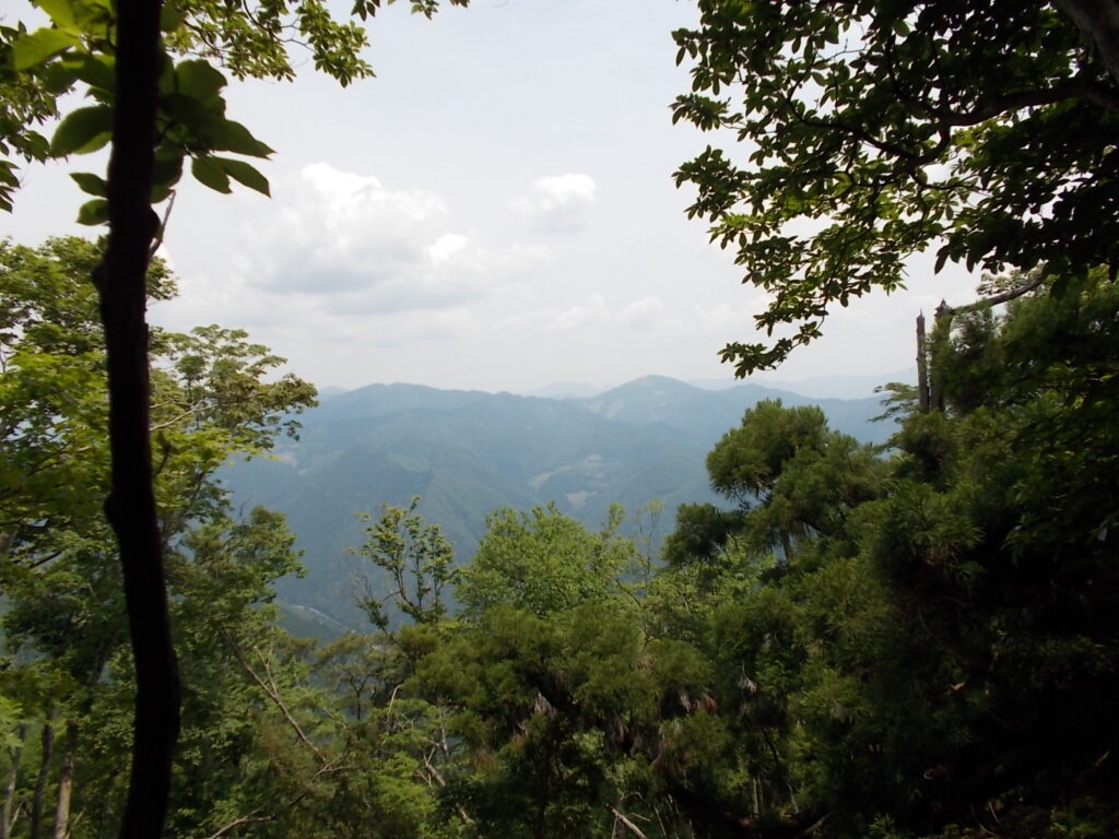 11：10　岩からすぐに見晴らしのよい場所に出ます。一山方面がよく見えます。景色が見えるのはここだけです。