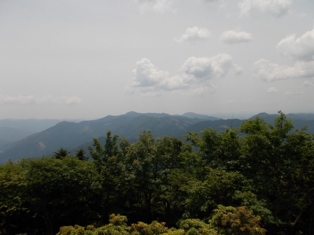 11：36　南方面。黒尾山、水剣山方向です。ここで、昼食にしました。