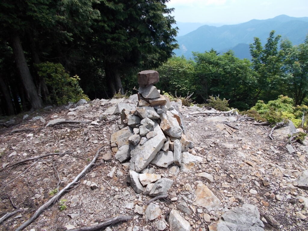 11：55　山頂にあるケルン。下山します。