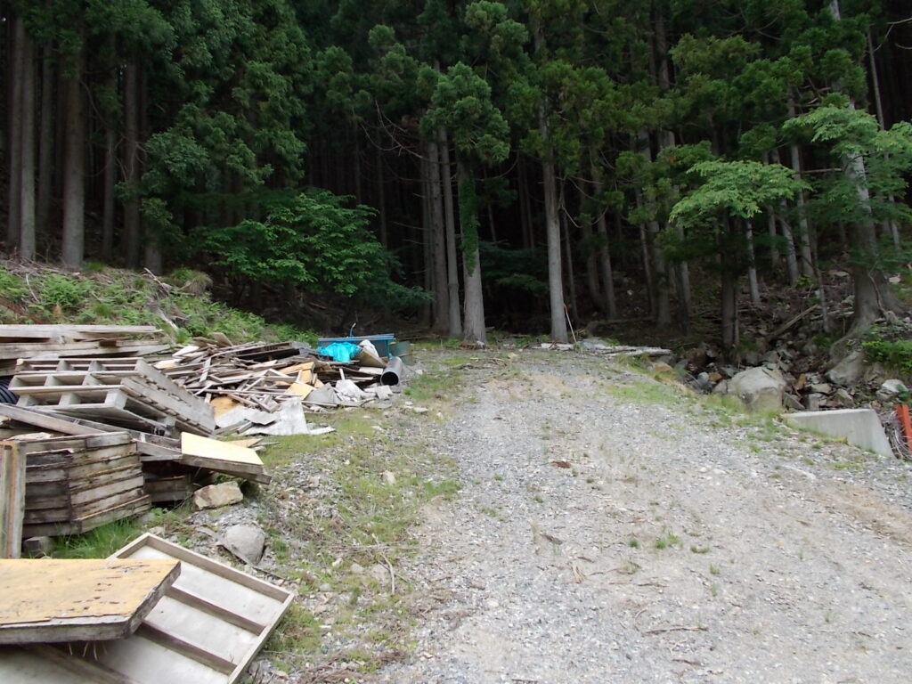 12：58　お滝さん登山口の様子。工事の残骸が置いてあります。ここから林道を歩いて、大甲山登山口に戻ります。