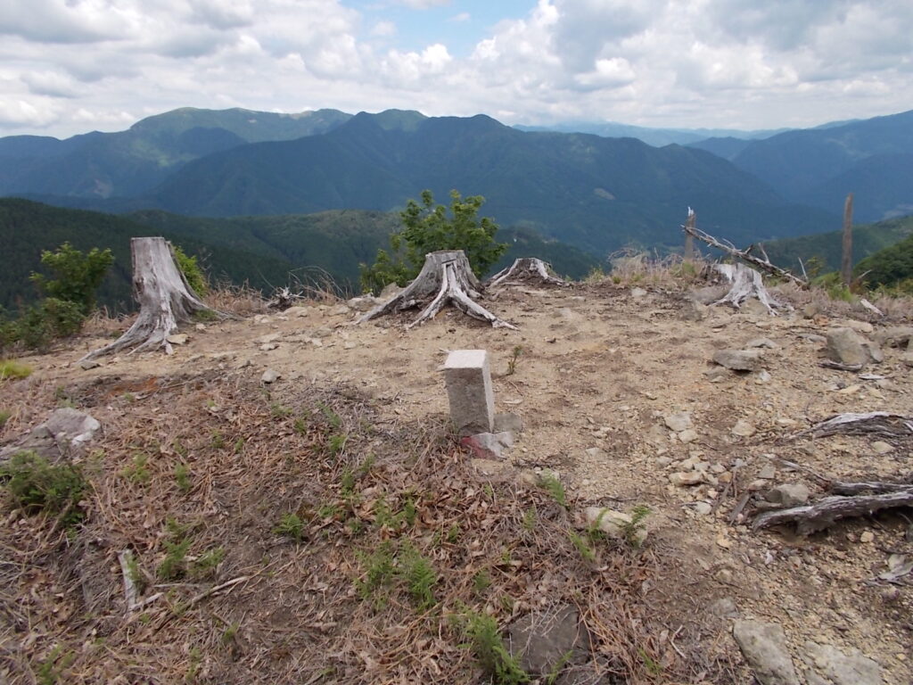 11:05 展望ピークに到着。ここからは北方面の山々が見渡せます。