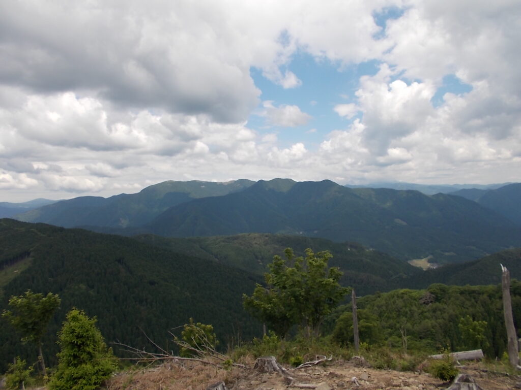 11:05 前回歩いた大甲山から荒尾山のルートがよく見えます。その左側は植松山です。ここで昼食にします。