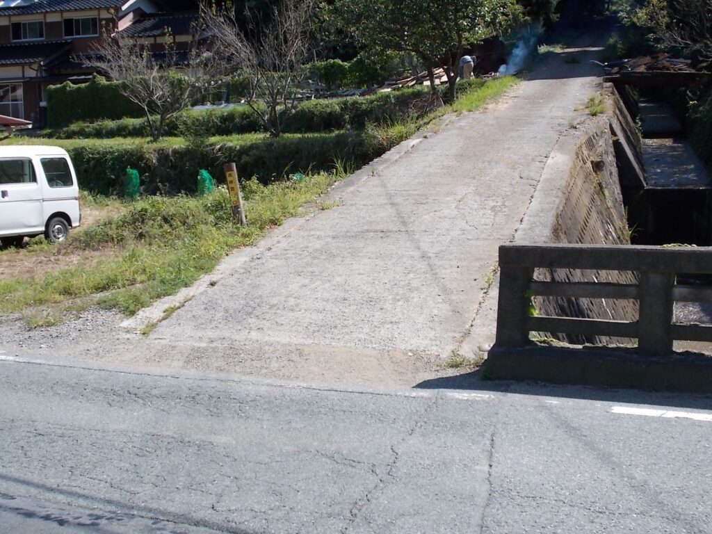 10：16　サンパティオから道路に沿って５分ほど歩くと前川登山口に着きます。この坂を登っていきます。