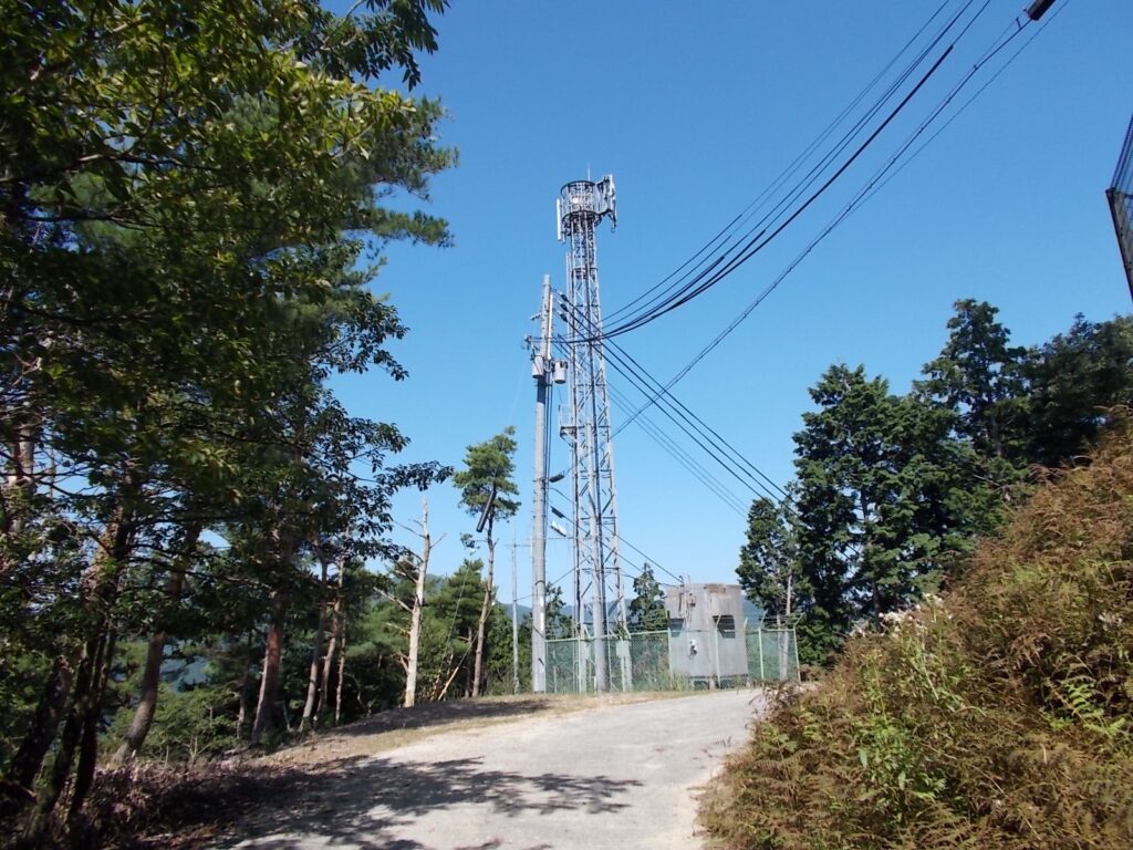 10：41　携帯電話のアンテナ塔に出ます。