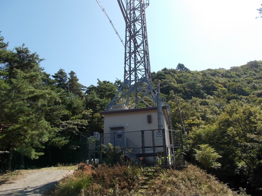 10：42　もう一つある塔の横を通ります。