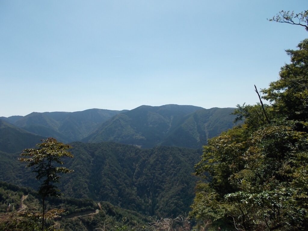 11：19　岩場を抜けると展望の良い場所に出ます。唯一見晴らしの良い場所ではないでしょうか。