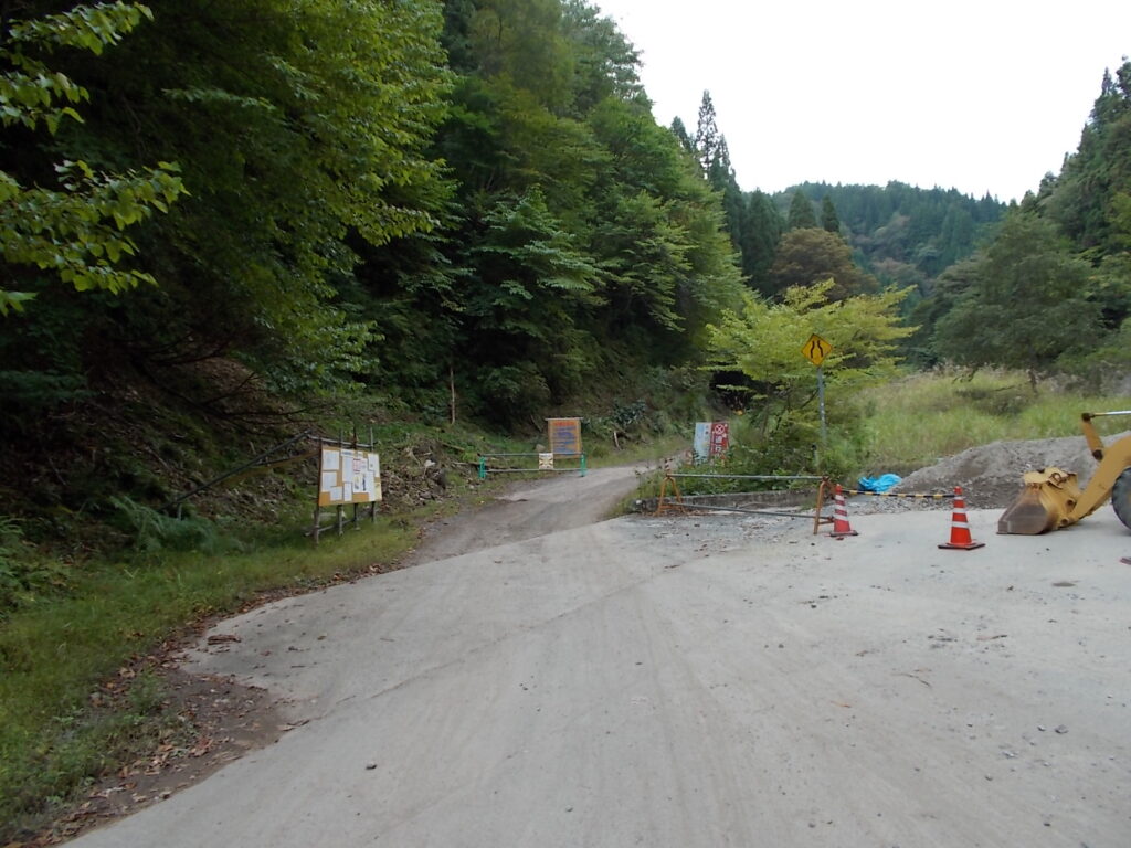 10：38　駐車場所から工事用林道に入ります。