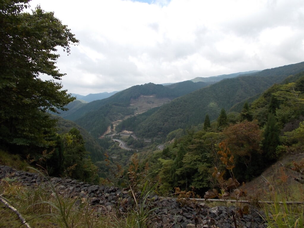 11：04　展望地に戻って、鳥取側を見たところです。林道がよく見えます。