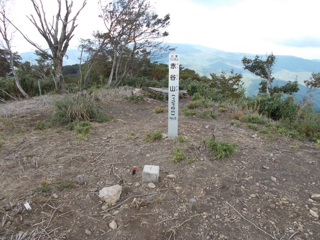 11：45　山頂に着きました。ここからは360度の見晴らしがありますが、今日は西側が曇が多くて、よく見えませんでした。