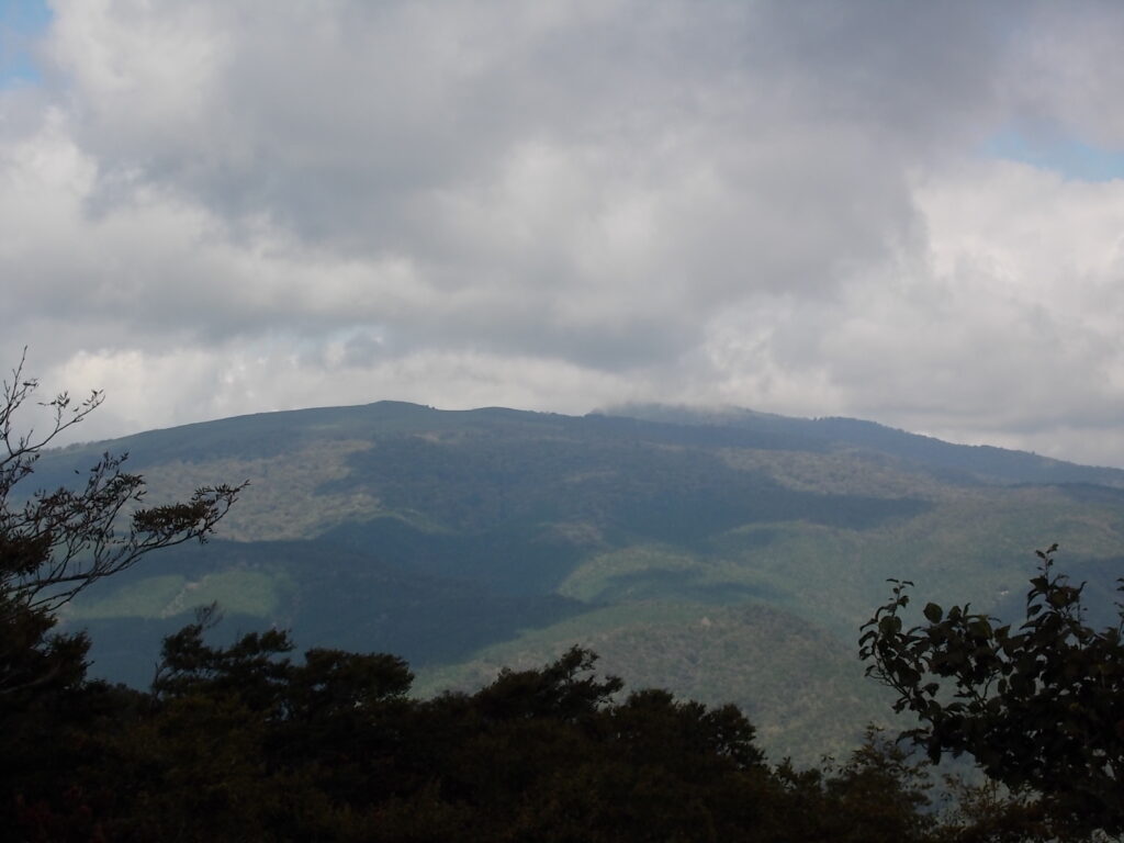 11：46　真北にある氷ノ山。最初は雲が覆っていましたが、なんとか消えてくれました。さすがに大きな山です。