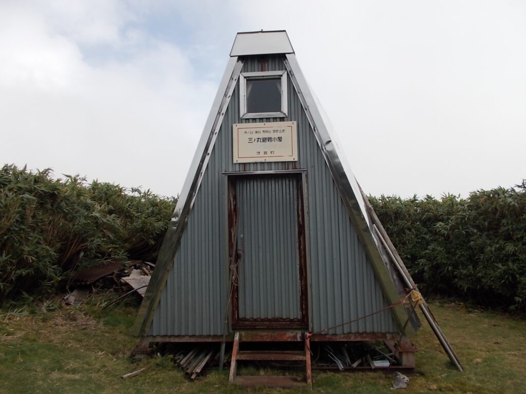 11：58　分岐からすぐに、三の丸避難後屋があります。