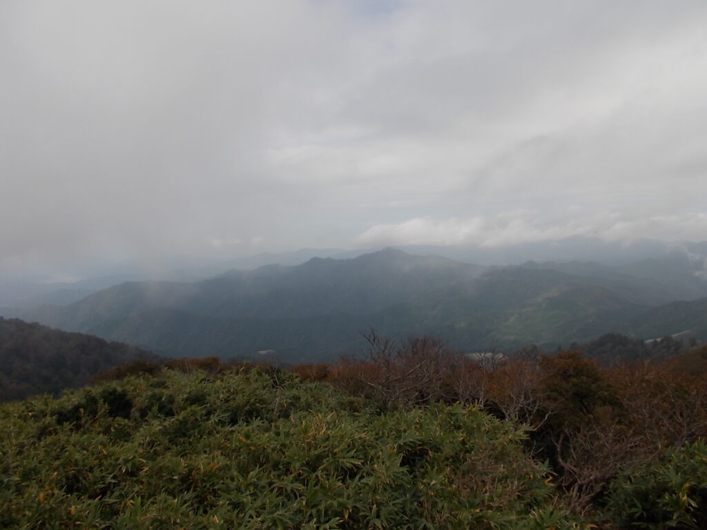 12：00　北東方面。このあたりはかなり紅葉しています。今日は天気が悪いのであまり綺麗ではありません。