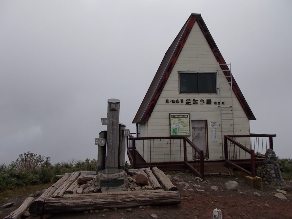 12：31　氷ノ山山頂に着きました。雨が来そうなので、急いで三の丸へ。