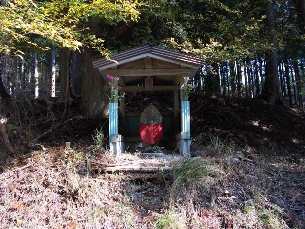 11：04　高野峠にあるお地蔵さん。この左側に登山口があります。