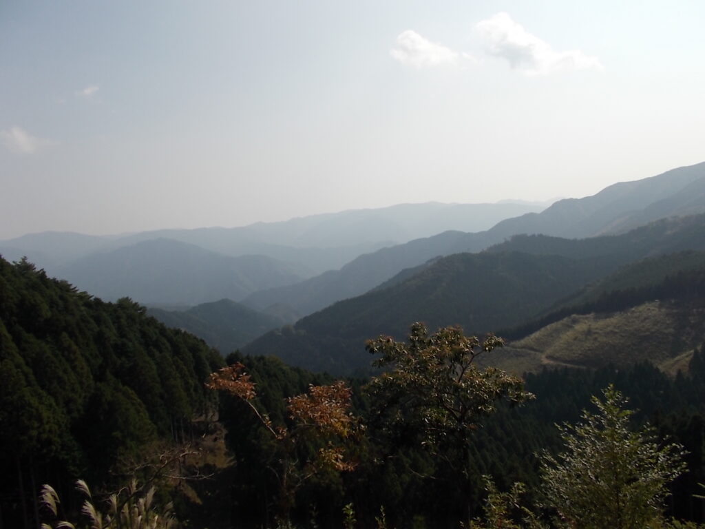 11：11　東方面。段ヶ峰と笠杉山でしょうか。