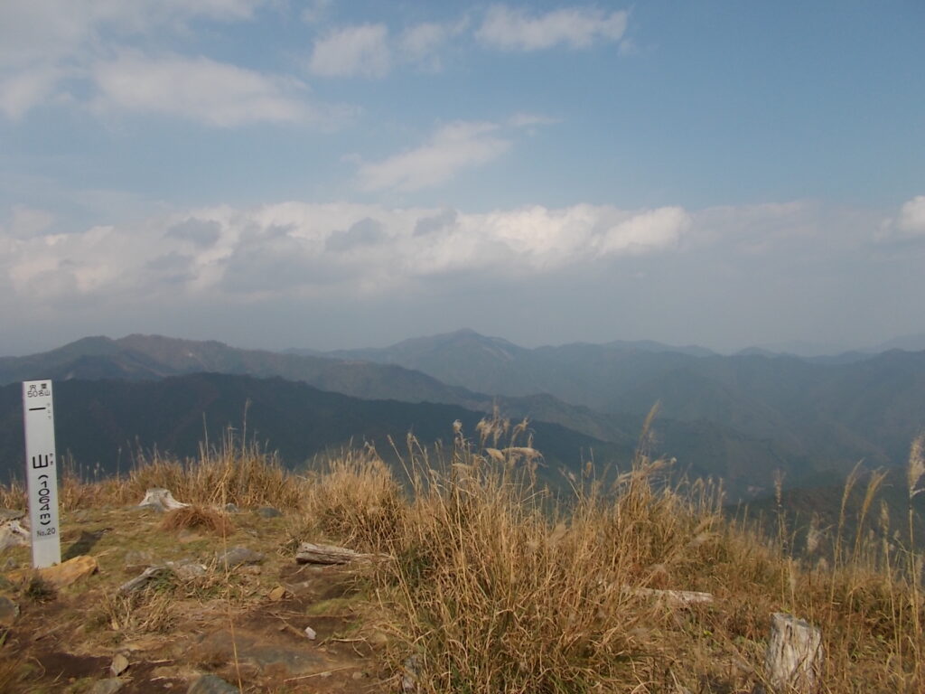 11：51　中央は藤無山。ここで昼食にしました。